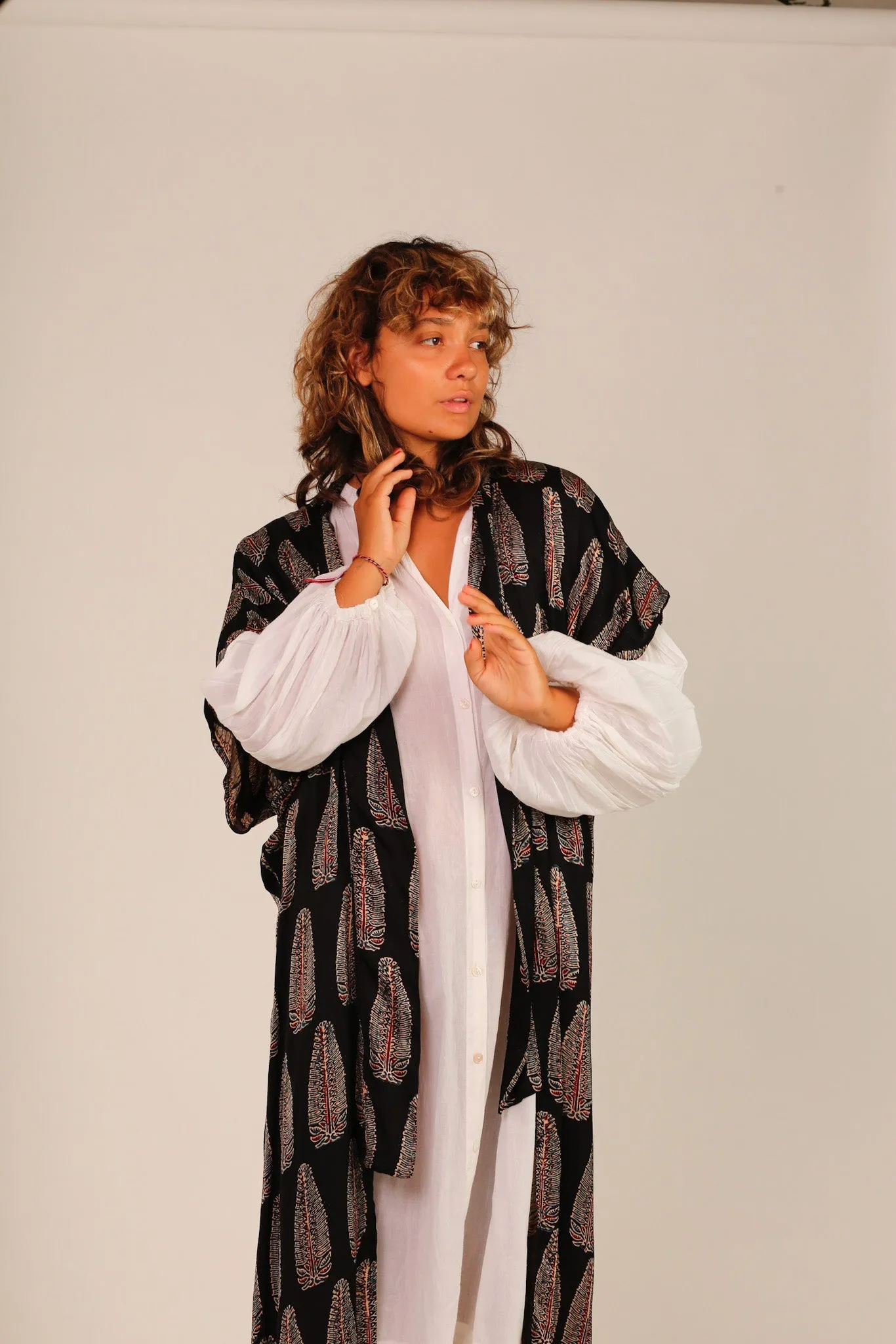 BLACK SILK FEATHER PRINT KIMONO WYNN